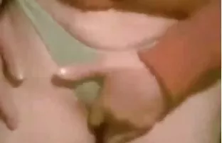 ჩემი მეგობრის მამა fucks ჩემი pussy რომ აძლევს სიამოვნებით