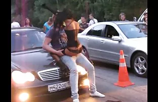 მზიანი მზიანი ლეონი ცდილობს გაწმენდის ბიჭს