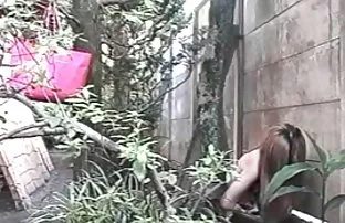 ჩემი busty შავი მეზობელი ხსნის მის ფეხებს, რომელიც სიამოვნებას იძლევა