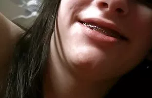 მოწვევა სხდომაზე საკმაოდ sissy ქერა, რადგან ის სარგებლობს