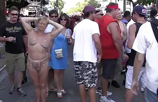 Tattooed babe რომელსაც უყვარს suck კარგი cocks