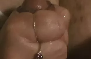 Mom იჭერს მას თვალს porn და ეხმარება მას wank