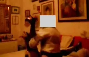 ლათინური asshole wagging მისი ass ერთად მამალი შიგნით